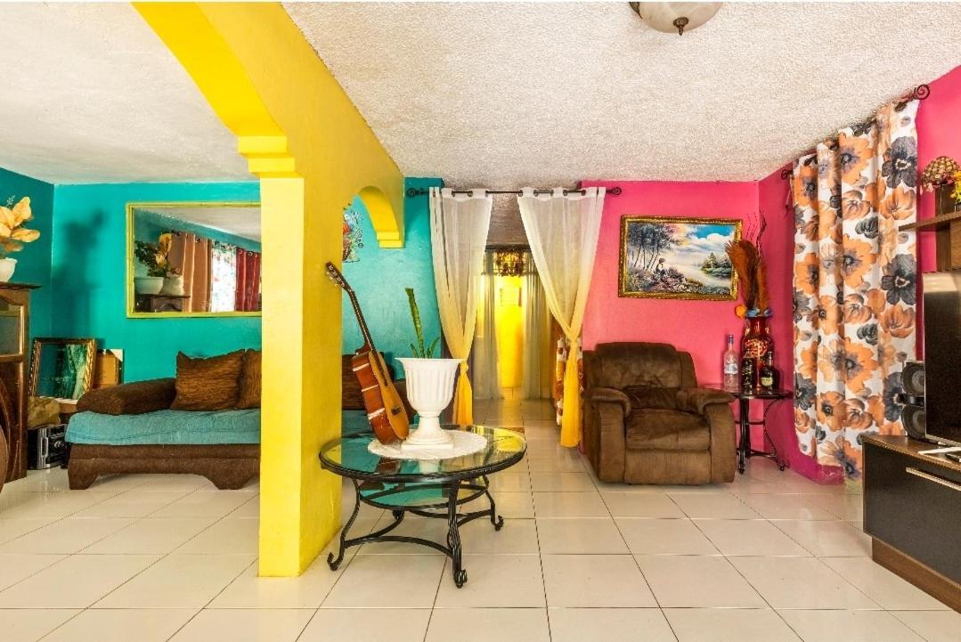 Colorful Private Room Oasis モンテゴ・ベイ エクステリア 写真